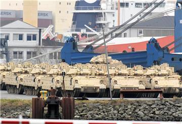 Montag, 20. Februar, im Kaiserhafen von Bremerhaven: Wieder kommen Panzer aus den USA per Seeweg über Bremerhaven nach Europa. Sie werden gerade mit Hilfe der BLG entladen.