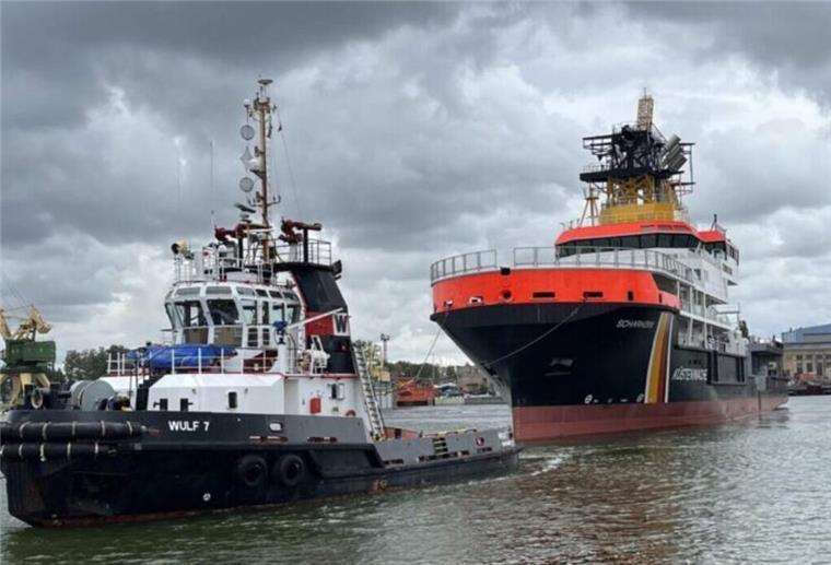 Schleppzug „Wulf 7“ mit „Scharhörn“ passiert Bremerhaven "Wulf 7" hat die "Scharhörn" im Schlepptau.