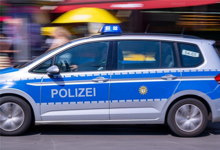 Mann auf Friedhof erstochen: 5000 Euro Belohnung für Hinweise ARCHIV - 18.08.2023, Berlin: Ein Polizeiauto fährt mit Blaulicht zum Einsatz. (zu dpa: «Tumulte und Angriffe auf Polizei vor Moschee in Neukölln») Foto: Monika Skolimowska/dpa +++ dpa-Bildfunk +++