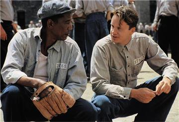 Morgan Freeman und Tim Robbins in „Die Verurteilten“. In den Top 250 der IMDb belegt der Film seit 2008 den ersten Platz.