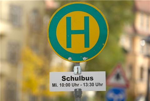 Das Schild einer Schulbushaltestelle