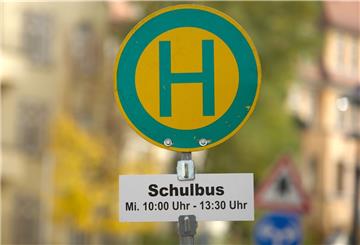Das Schild einer Schulbushaltestelle