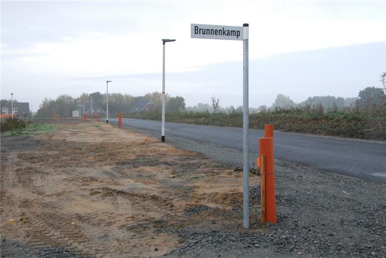 Morgendämmerung am Brunnenkamp: Die  Bauherren und -frauen können kommen, das Baugebiet in Loxstedt ist vorbereitet. Sogar die Laternen stehen schon  an den Baustraßen. 