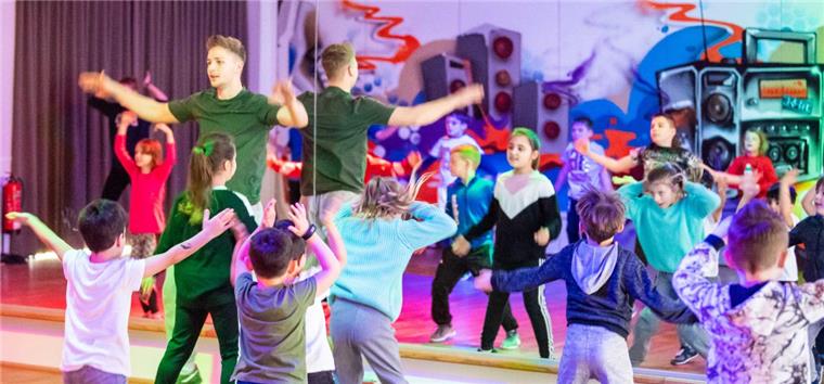 Bremerhaven: So lernen Kinder in der Tanzschule Breakdance Moritz Beer mit seinen Breakdance-Schülern in Aktion.