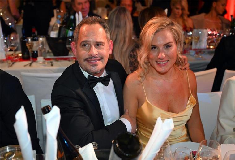 „Endlich wieder Filmball“: Promis feiern Kinojahr in München Moritz Bleibtreu und seine Frau Saskia de Tschaschell beim Deutschen Filmball in München.