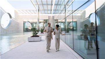 Moritz Führmann und Sesede Terziyan in einer Szene von „Charité“. Die ARD-Kultserie springt in der neuen Staffel in das Jahr 2049.
