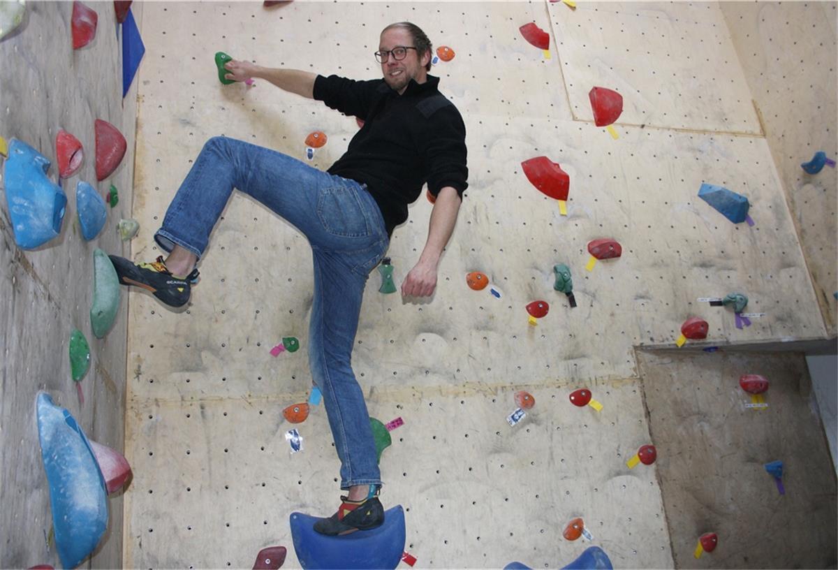 Bremerhaven: Klettern fordert Kopf und Körper Moritz Schmeckies gehört zu den aktiven Mitgliedern, die in der Boulderhalle jede Woche neue Streckenkonstellationen entwickeln und anbauen.