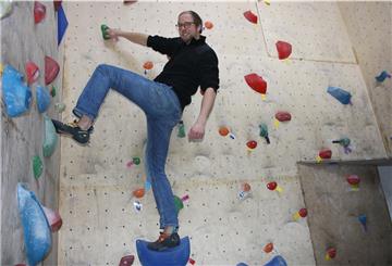Moritz Schmeckies gehört zu den aktiven Mitgliedern, die in der Boulderhalle jede Woche neue Streckenkonstellationen entwickeln und anbauen.