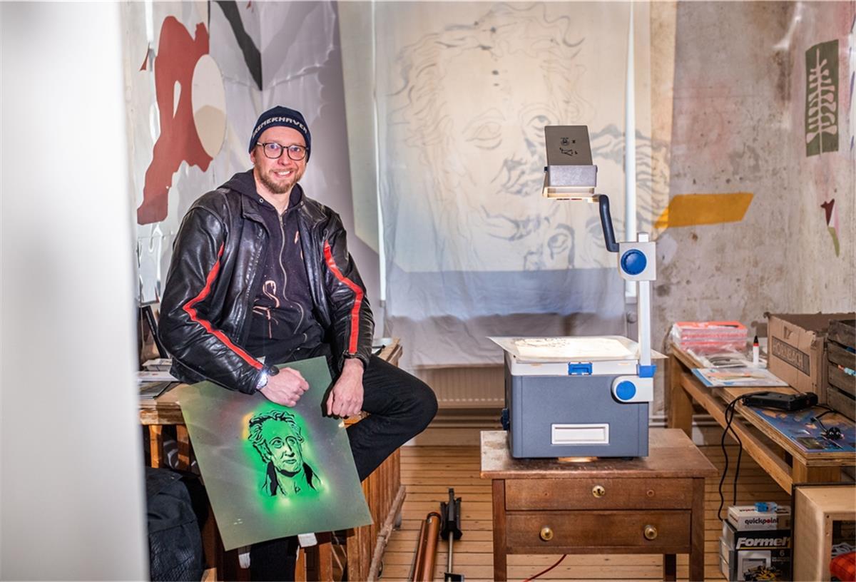 Moritz Schmeckies, Koordinator des Kreativhauses Goethe 45, hat zusammen mit Sofia Schneider Lichtbilder entworfen, die sich jeden Abend verändern. 