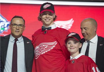 Moritz Seider ist beim NHL-Draft überraschend früh von den Detroit Red Wings ausgewählt worden 
