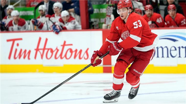 Moritz Seider trumpfte für die Detroit Red Wings mit zwei Assists im vorletzten Saisonspiel auf.