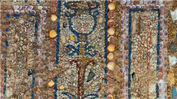 Mosaike aus Muscheln, Glas, winzigen Plättchen aus weißem Marmor und andere mehrfarbige Steine zieren die Wandbekleidung eines antiken römischen Stadthauses.