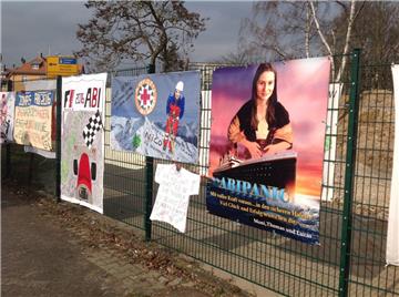 Motivationsplakate vor einer Schule: So kreativ unterstützen Eltern ihre Kinder beim Abitur  