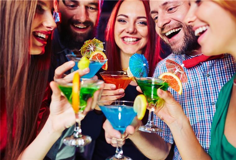 Cuxland: Partyplanerin gibt Kursus an der Volkshochschule Motto-Partys – wie hier eine Cocktail-Party – bieten nach Ansicht der Planerin immer Gesprächsstoff.