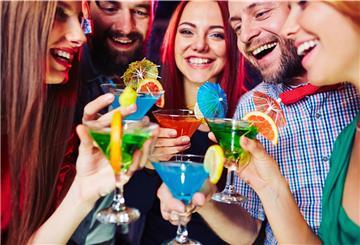Motto-Partys – wie hier eine Cocktail-Party – bieten nach Ansicht der Planerin immer Gesprächsstoff.