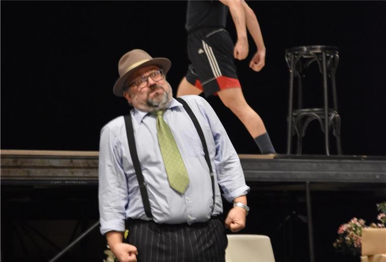 So cool wird der „Der kleine Horrorladen“ im Bremerhavener Stadttheater Mann mit Hut und Bart und aufgepusteten Wangen