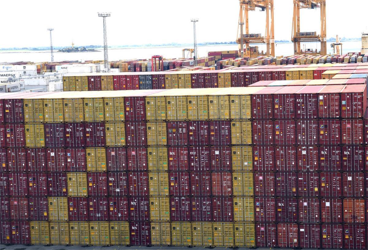 Container von MSC sind zum Jubiläum aufgeschichtet