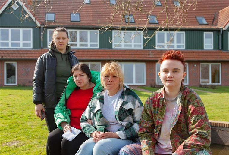 In Wremen: Geflüchtete Frauen aus der Ukraine Müde, traurig, resigniert, hoffnungsvoll: Die Gesichter von Svitlana (von links), Svitlana, Lyudmila und Kateryna sprechen Bände. Nach einer Reise durch halb Osteuropa sind sie am Montag auf dem Deichhof der Familie Dircksen in Wremen angekommen und teilen sich eine Ferienwohnung.