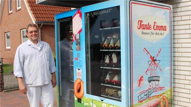 Wurstautomat in Spaden kommt nicht wieder Mühlenbeck-Chef Gebhard Buck bei der Vorstellung des Tante-Emma-Automaten in Spaden im Jahr 2012.