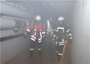 Mühsam mussten die Feuerwehrmänner unter Atemschutz die verletzten Personen aus dem verrauchten Keller retten. Foto Ulich 