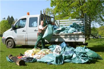 Müll aus einem Abschnitt des Speckenbüttler Parks nach einem Wochenende. Uwe Ebers (Angestellter Gartenbauamt) beim Säcke aufladen. 