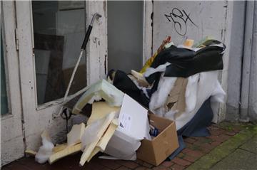 Müll in einem Hauseingang in der Heinrichstraße in Lehe. Foto: Hinkelmann