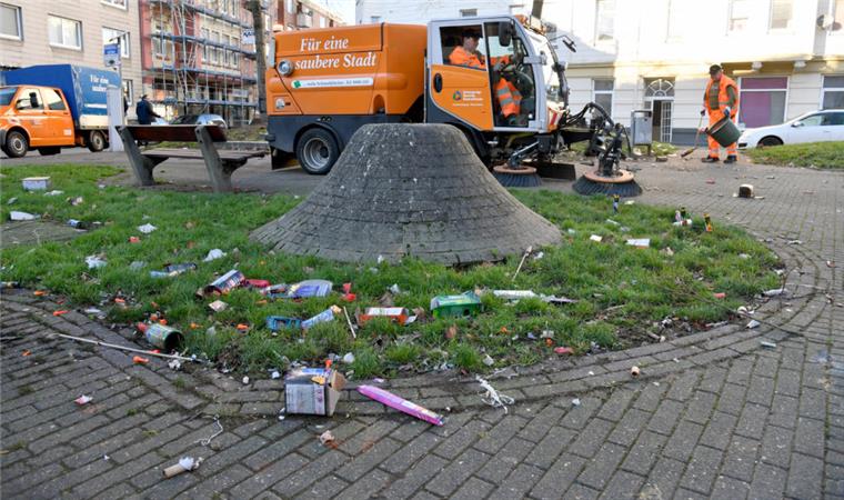 Müll liegt nach Silvester und Neujahr in der Hanna-/ Grazer Straße. 