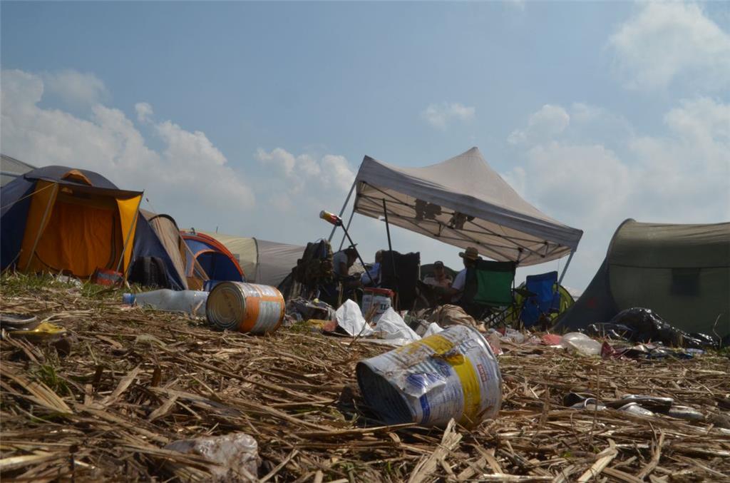 Müll, Müll, Müll: Die Helfer werden nach Ende des Festivals reichlich zu tun hab...