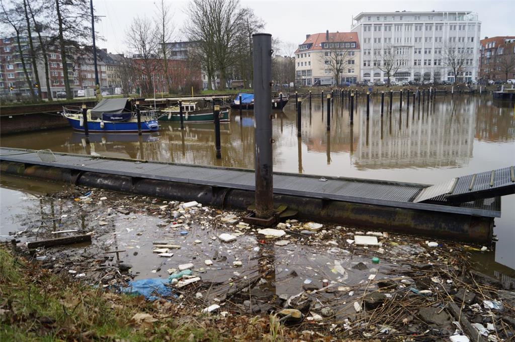 Müll treibt herum beim Weser-Yacht-Club in Geestemünde. Foto: Hinkelmann