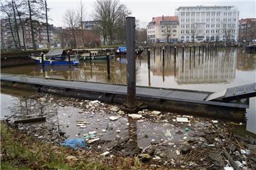 Müll treibt herum beim Weser-Yacht-Club in Geestemünde. Foto: Hinkelmann