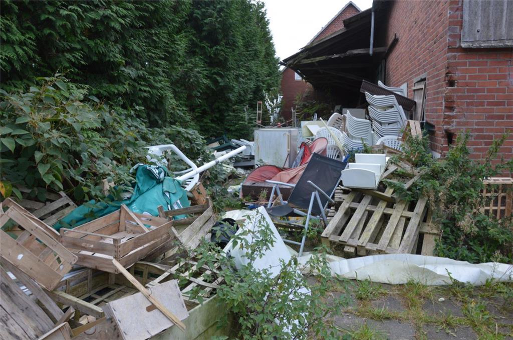 Müllberge hinterm Haus. Auf dem ehemaligen Cordes-Gelände muss viel aufgeräumt werden.