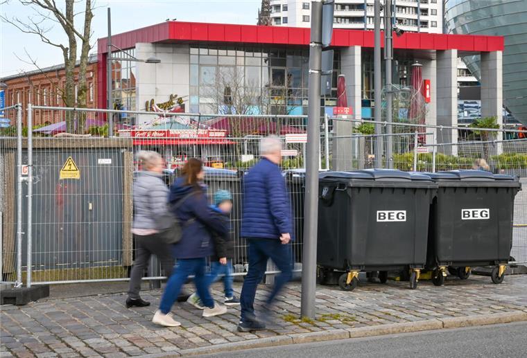 Ziemlich hässlich: Brandschaden in den Havenwelten noch nicht behoben Mülltonnen und Bauzäume statt Schiffe und Flair.