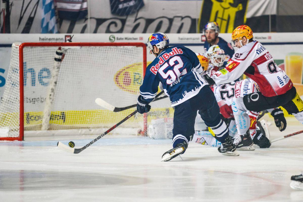 Münchens Patrick Hager netzt zur frühen 1:0-Führung gegen die Fischtown Pinguins ein.