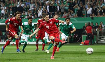 Münchens Robert Lewandowski erzielt per Elfmeter das Tor zum 3:2 gegen Werder Bremen.