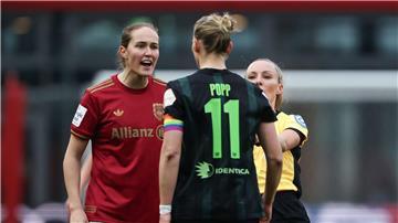 Münchens Sydney Lohmann (l) wechselt ein paar Worte mit VfL-Stürmerin Alexandra Popp.