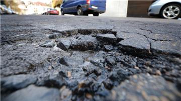 Müssen Straßen saniert werden, kann das für Anlieger teuer werden. Die Straßenausbeitragssatzung ist vielerorts ein Thema, auch in Brake.
