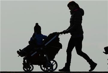 In einem Schattenrist ist zu sehen, wie eine junge Mutter einen Kinderwagen schiebt. Ab Juli gilt eine neue Regel für die Mütterrente.