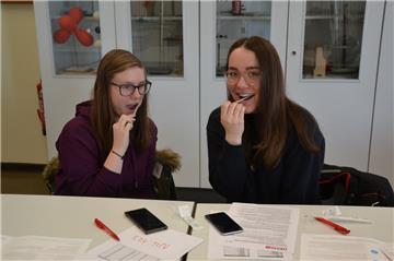 „Mund auf, Stäbchen rein, Spender sein“: Mit diesem Motto macht die DKMS auf das Thema Blutkrebs aufmerksam. Auch das Kivinan Bildungszentrum möchte sich gegen diese Krankheit einsetzen. In der Schule konnten sich die Schüler am Mittwoch typisieren lassen. Kathleen Wintjen (links) und Luisa Hütten zögerten nicht, und ließen sich in die Kartei aufnehmen.