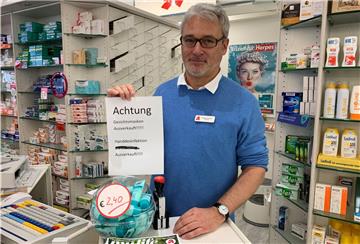 Mundschutz-Masken und Desinfektionsmittel ausverkauft: Mit einem Aushang Schild informiert Norbert Schultze, Inhaber der Stadt-Apotheke in Nordenham, seine Kunden.