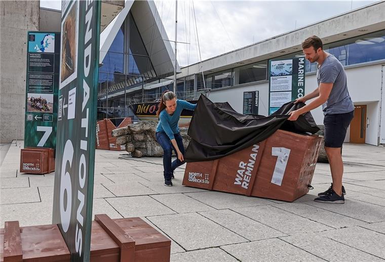 Munition auf dem Meeresgrund: Cornelia Riml und Johannes Kellermann vom Deutschen Schifffahrtsmuseum bauen die Open-Air-Ausstellung auf.