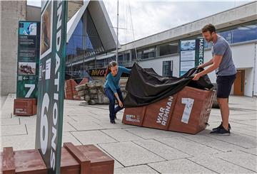 Munition auf dem Meeresgrund: Cornelia Riml und Johannes Kellermann vom Deutschen Schifffahrtsmuseum bauen die Open-Air-Ausstellung auf.