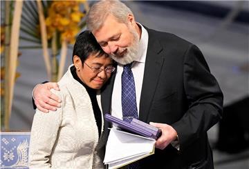 Maria Ressa (l) von den Philippinen, Journalistin und Chefin der Online-Nachrichtenagentur Rappler, und der Russe Dmitri Muratow , Chefredakteur der Moskauer Zeitung «Nowaja Gaseta»,