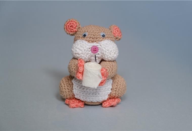 Häkel-Hamster: Museen sammeln Corona-Objekte Museen in Niedersachsen halten mit Corona-Objekten die Krisenzeit fest. Darunter auch ein gehäckelter Hamster oder eine Klopapier-Torte.