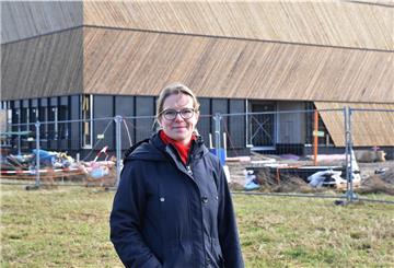 Museologin Annika Opitz steht vor dem neuen Forschungsdepot des Deutschen Schifffahrtsmuseums. 