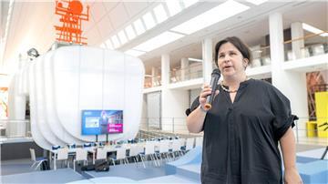 Museums-Direktorin Ruth Schilling vor der Installation eines Forschungsschiffes