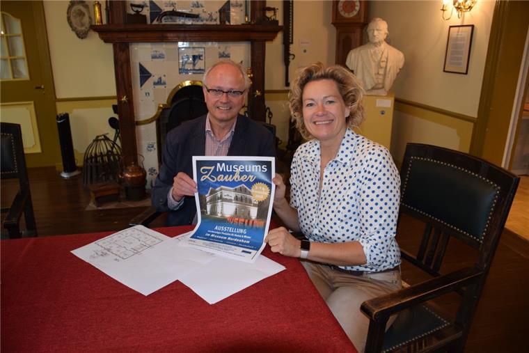 Zauberhafte Tage im Museum Nordenham Museumsdirektor Timothy Saunders und NMT-Geschäftsführerin Ilona Tetzlaff präsentieren das Plakat für den Museumszauber am 3. und 4. November.