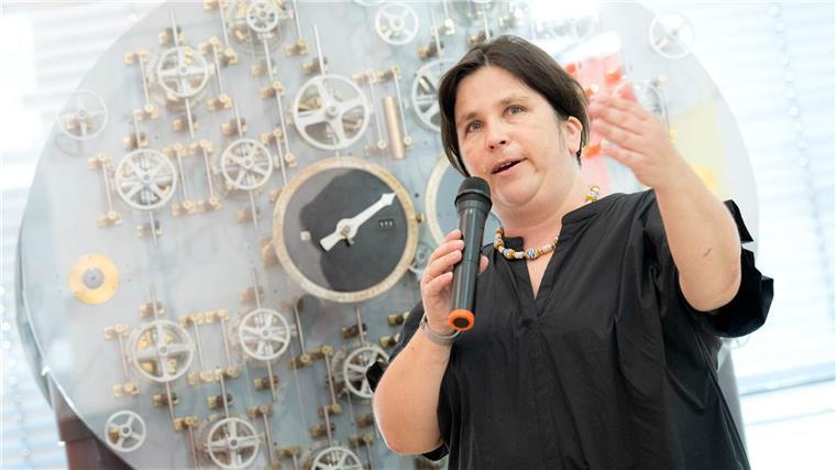 „Der Ozean und wir“ - Neue Dauerschau im Schifffahrtsmuseum Museumsdirektorin Ruth Schilling erklärt eine historische Gezeitenrechenmaschine