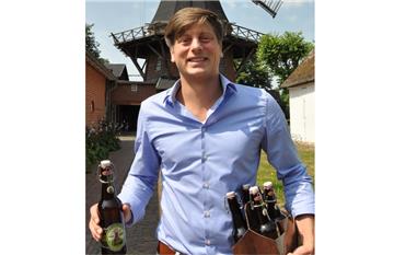 Museumsleiter Christoph Greim mit dem neuen Moorseer Mühlenweizen.