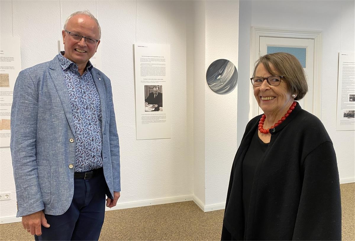 Ausstellung im Nordenhamer Museum: Theodor Tantzen ganz privat Museumsleiter Timothy Saunders freut sich, dass Marlis Czycholl-Tantzen in der neuen Sonderausstellung ganz private Einblicke in das Leben ihres Großvaters Theodor Tantzen gibt.