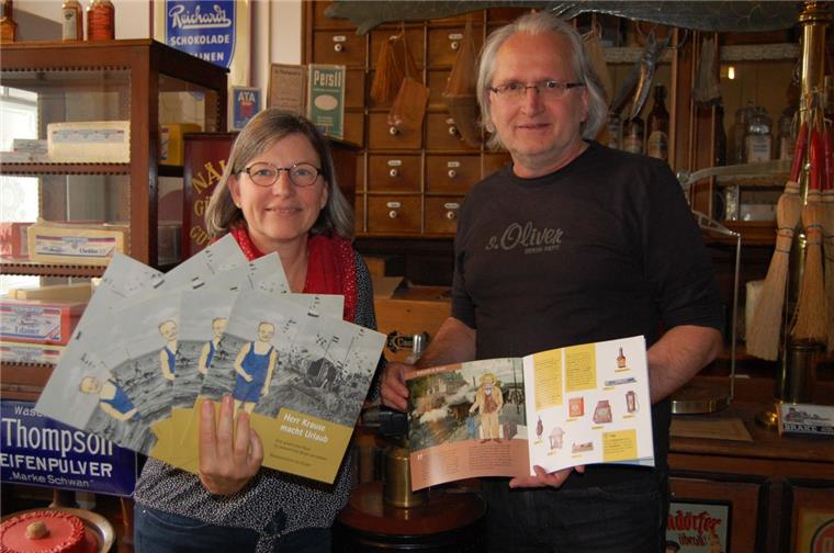 Mit Herrn Krause durchs Museum in Brake Museumsleiterin Dr. Christine Keitsch und Ullrich Thul freuen sich über die Broschüre für Kinder.